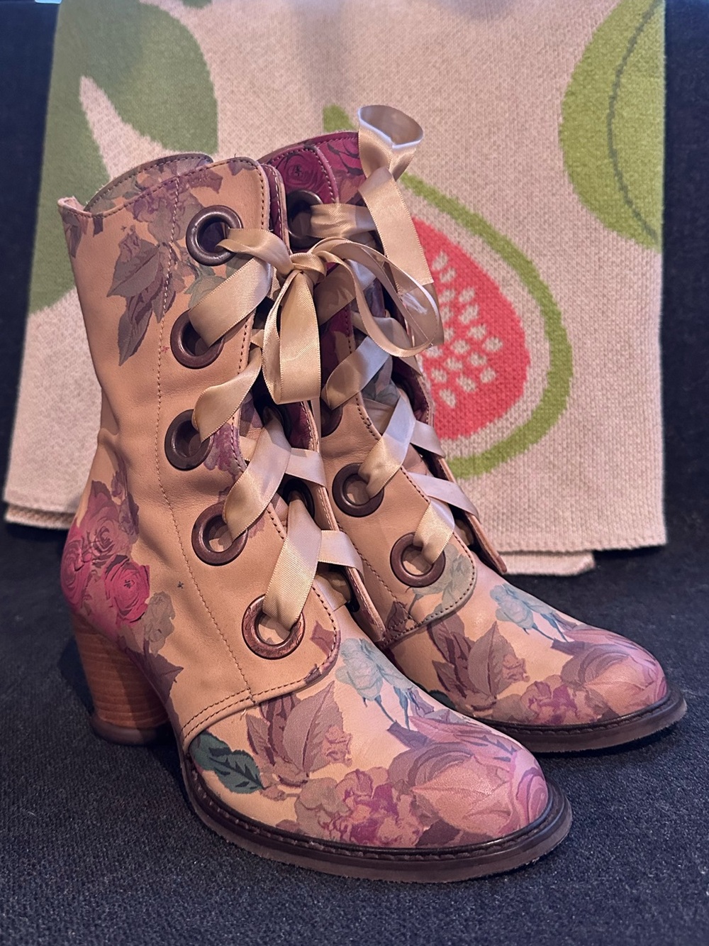 Fluevog EXCELLENT East End Gladstone beige floral leather lace-up/zip boot- 7.5